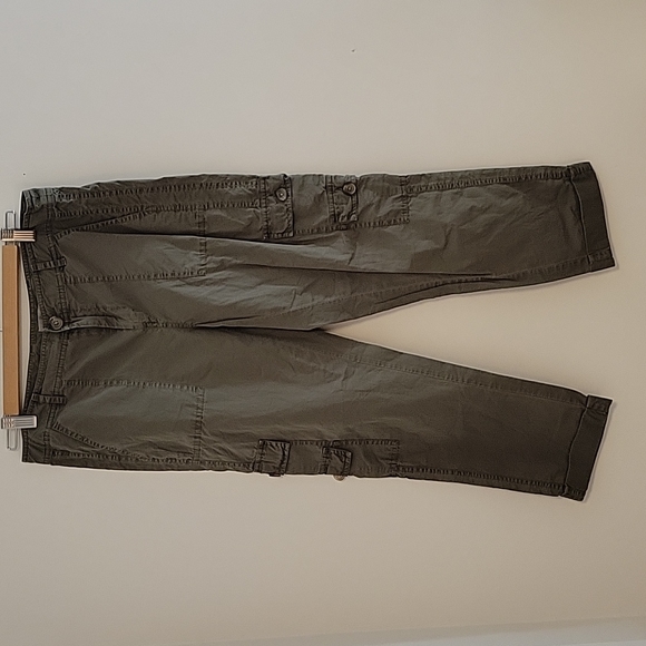 CLOSET CLEAROUT $10 | Joie | Army Green Cargo Capri Pants | Size 4 - Picture 1 of 5